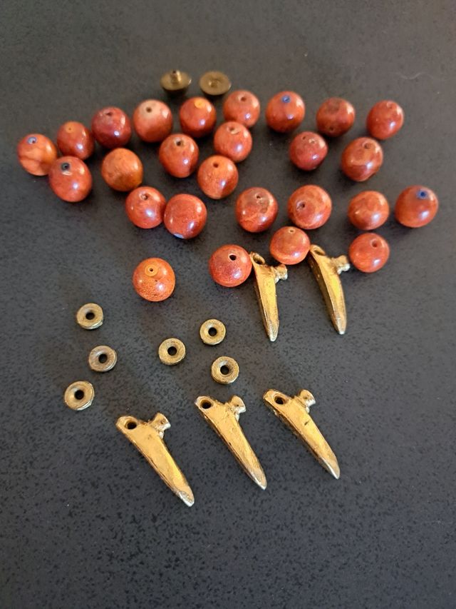 Pietre sferiche di corallo indiano e accessori