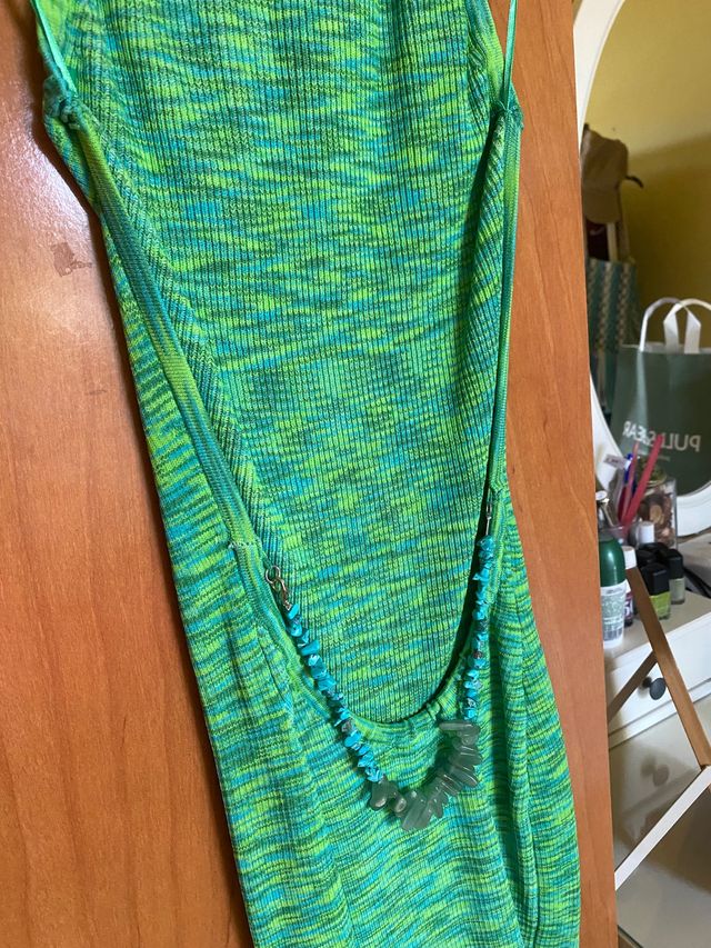 Vestido con espalda de pedrería de bershka