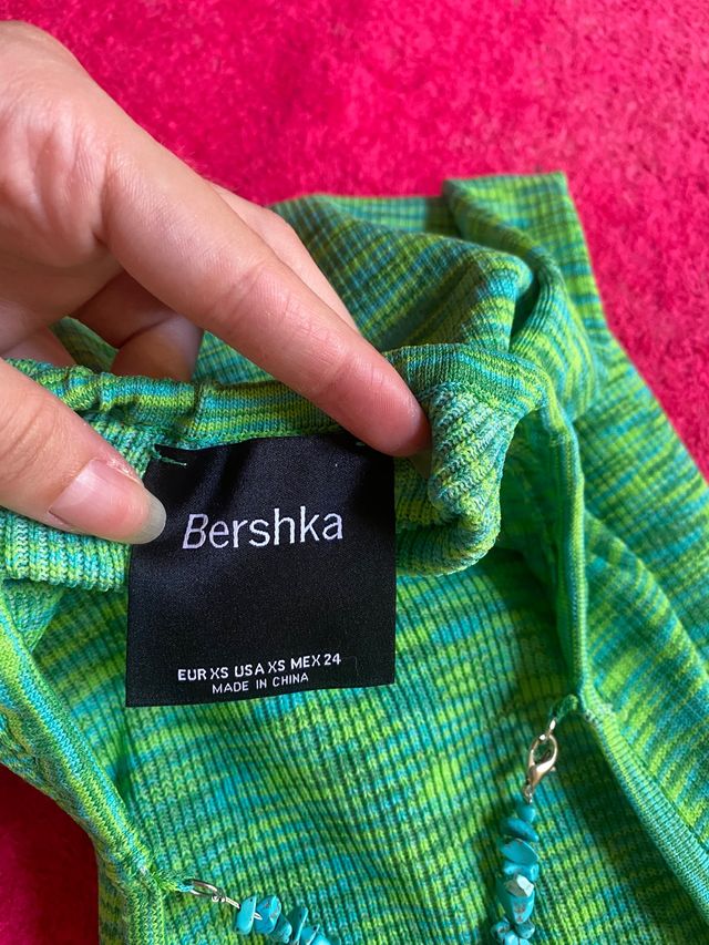 Vestido con espalda de pedrería de bershka