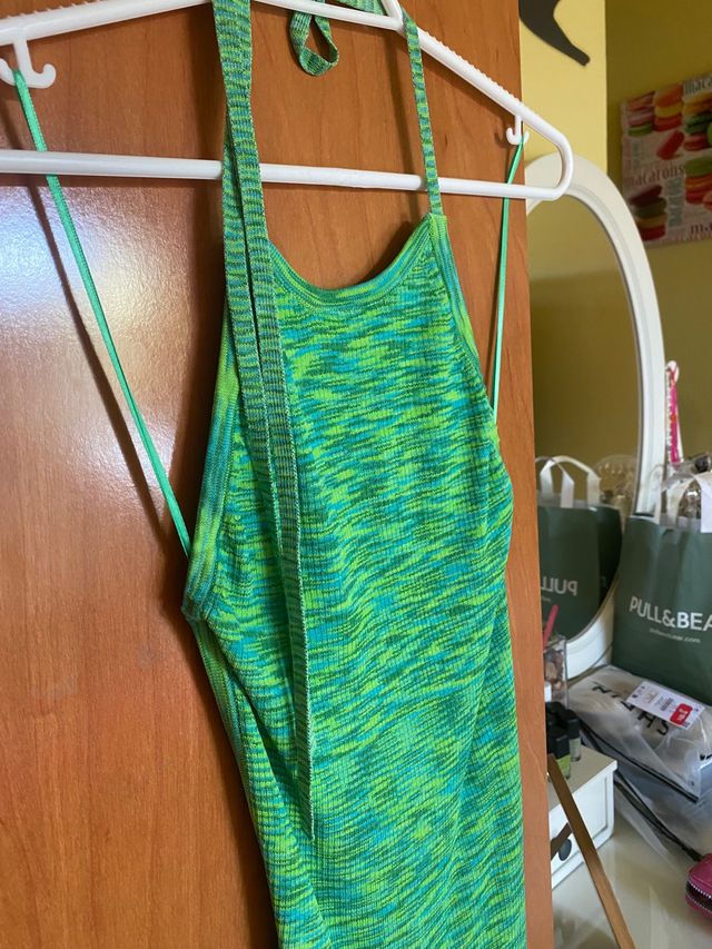 Vestido con espalda de pedrería de bershka