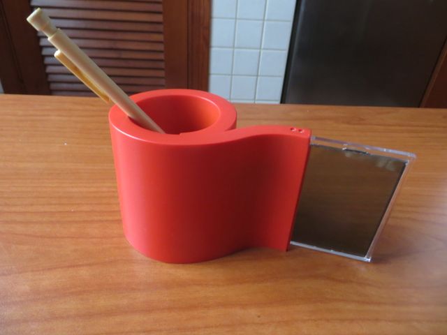 Reloj de sobremesa con portalápices