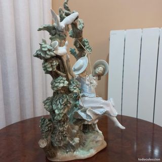 Figura de LLADRÓ. Niñas en el columpio.