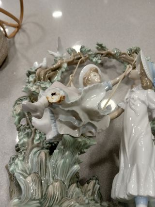 Figura de LLADRÓ. Niñas en el columpio.