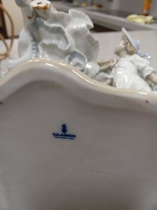 Figura de LLADRÓ. Niñas en el columpio.