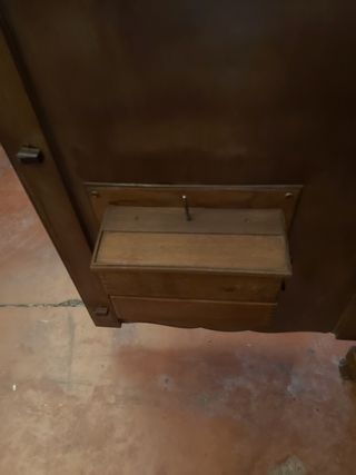 Mueble de máquina de coser.