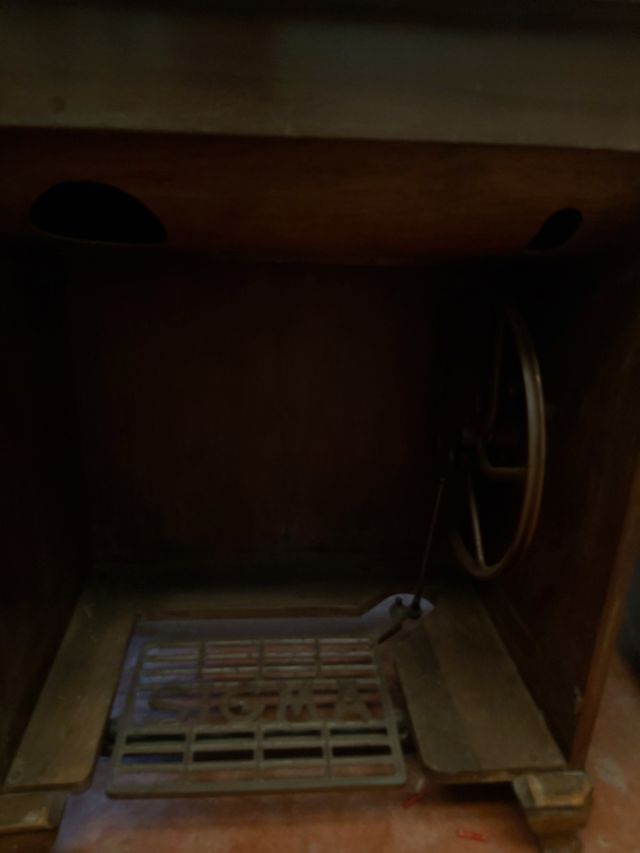 Mueble de máquina de coser.