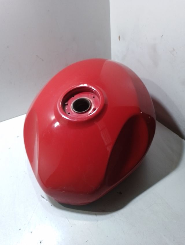 Depósito gasolina Hyosung GTR 125 250 650 de segunda mano por 70 EUR Depósito gasolina Hyosung GTR 125 250 650 de segunda mano por 70 EUR