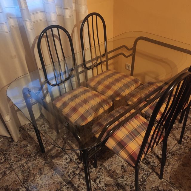 Mesa salon de cristal y 4 sillas