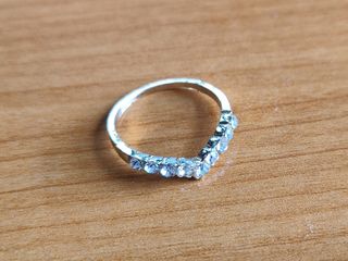 Anillo dorado con brillantes mujer