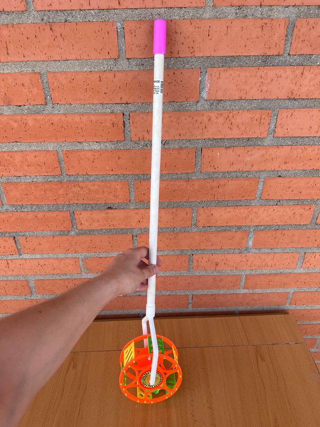 JUGUETE PALO CON RUDAS, JUEGO DE ARRASTRE