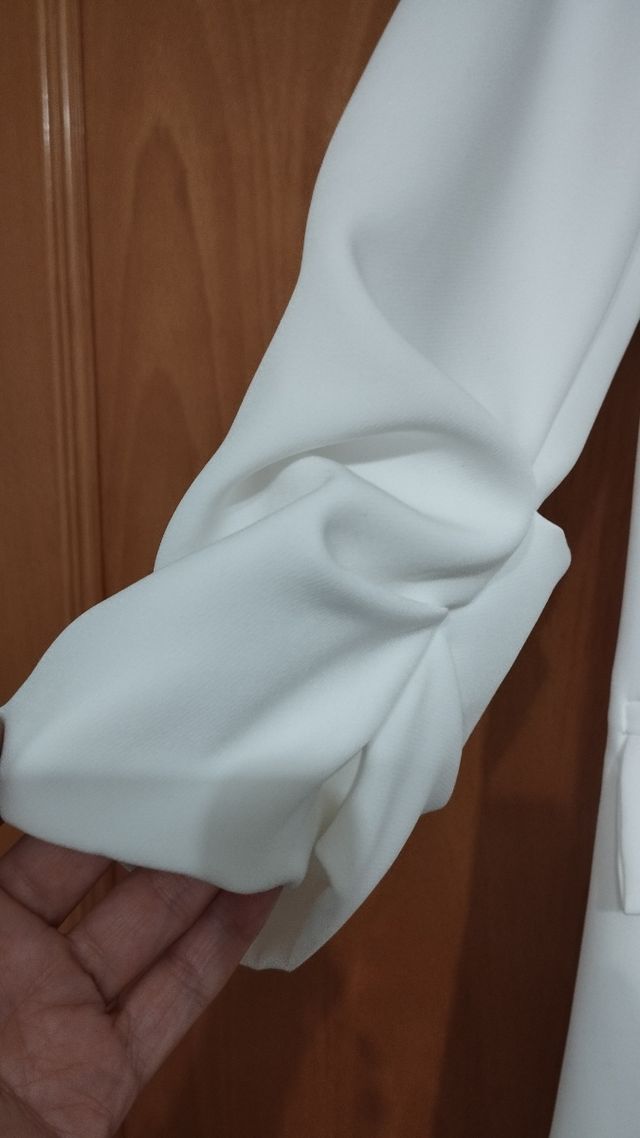 Blazer blanca con manga fruncida