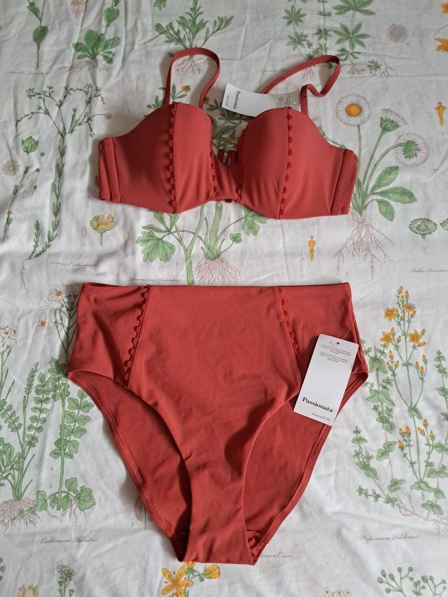 Bikini color coral
