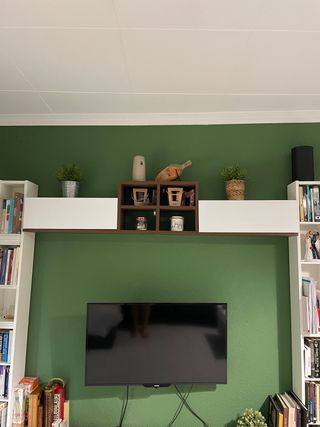 È URGENTE VENDERE. Mobili per sala da pranzo, TV. Due mobili.