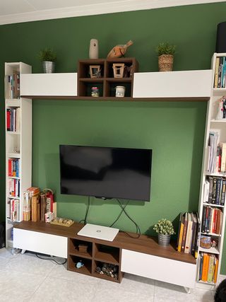 È URGENTE VENDERE. Mobili per sala da pranzo, TV. Due mobili.