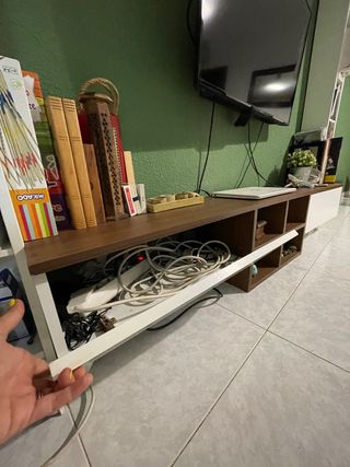 È URGENTE VENDERE. Mobili per sala da pranzo, TV. Due mobili.