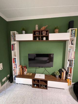 È URGENTE VENDERE. Mobili per sala da pranzo, TV. Due mobili.