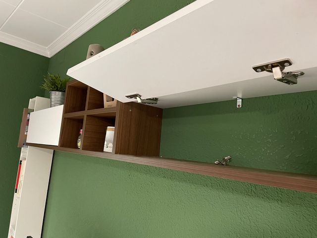 È URGENTE VENDERE. Mobili per sala da pranzo, TV. Due mobili.