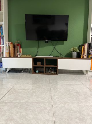 È URGENTE VENDERE. Mobili per sala da pranzo, TV. Due mobili.