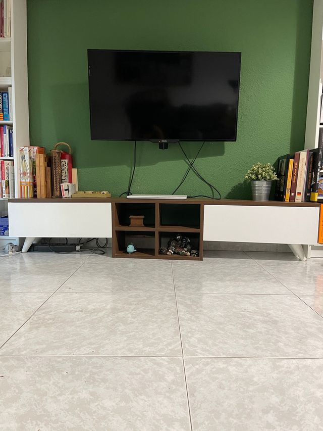 È URGENTE VENDERE. Mobili per sala da pranzo, TV. Due mobili.