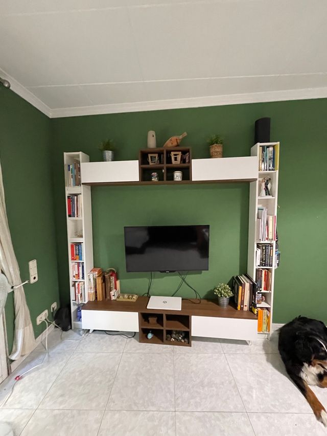 È URGENTE VENDERE. Mobili per sala da pranzo, TV. Due mobili.