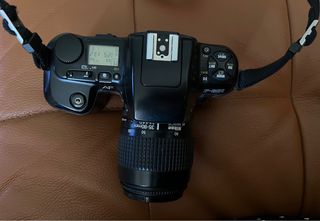 Cámara de fotos réflex Nikon F-601 analógica