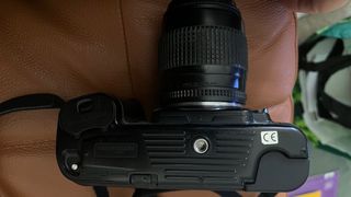 Cámara de fotos réflex Nikon F-601 analógica