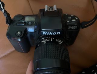 Cámara de fotos réflex Nikon F-601 analógica