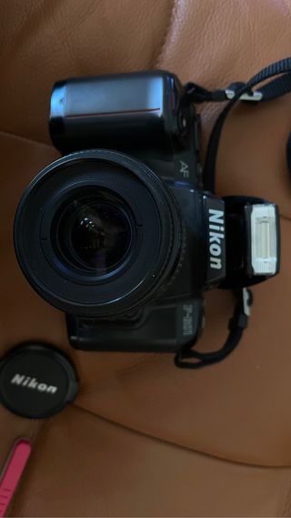 Cámara de fotos réflex Nikon F-601 analógica