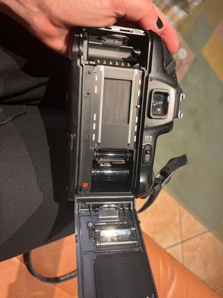 Cámara de fotos réflex Nikon F-601 analógica