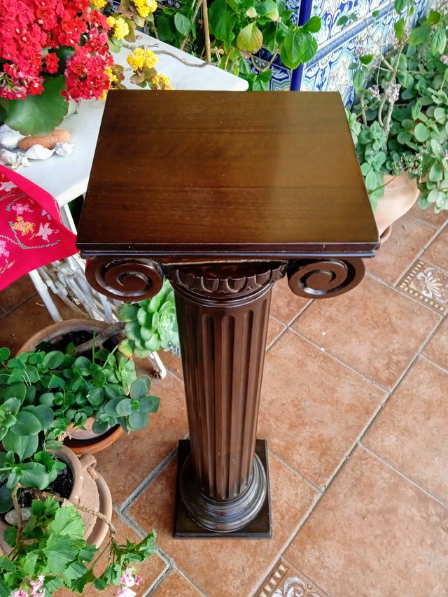 Pedestal o pie columna de madera tallada