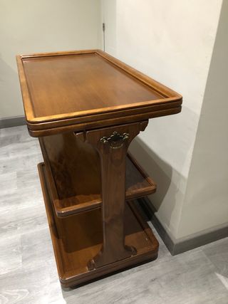 Mesa de madera con ruedas