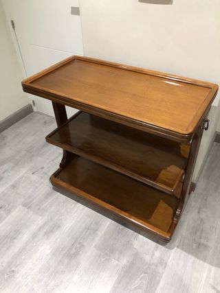 Mesa de madera con ruedas
