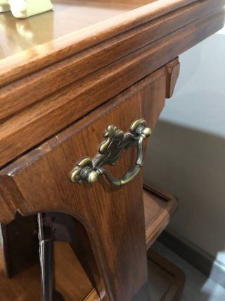 Mesa de madera con ruedas