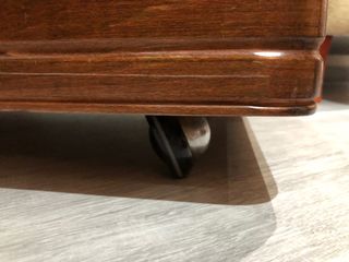 Mesa de madera con ruedas