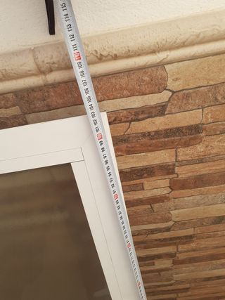 Ventana de aluminio blanco