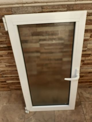 Ventana de aluminio blanco