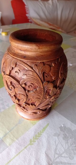Jarrón de madera tallada