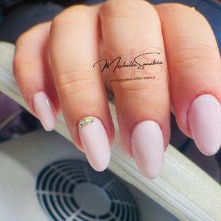 Uñas acrílicas + manicura.