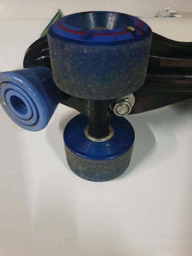 Patines de cuatro ruedas.