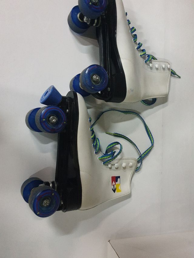 Patines de cuatro ruedas.
