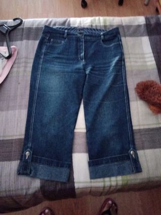 pantalones de tela vaquera tres cuartos.