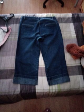 pantalones de tela vaquera tres cuartos.