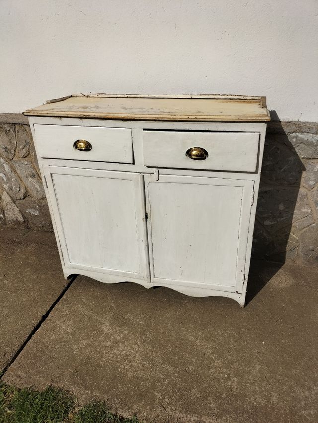 Mueble bajo de madera  muy antiguo