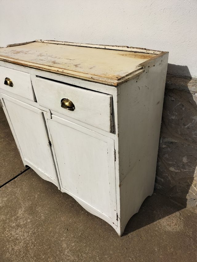 Mueble bajo de madera  muy antiguo