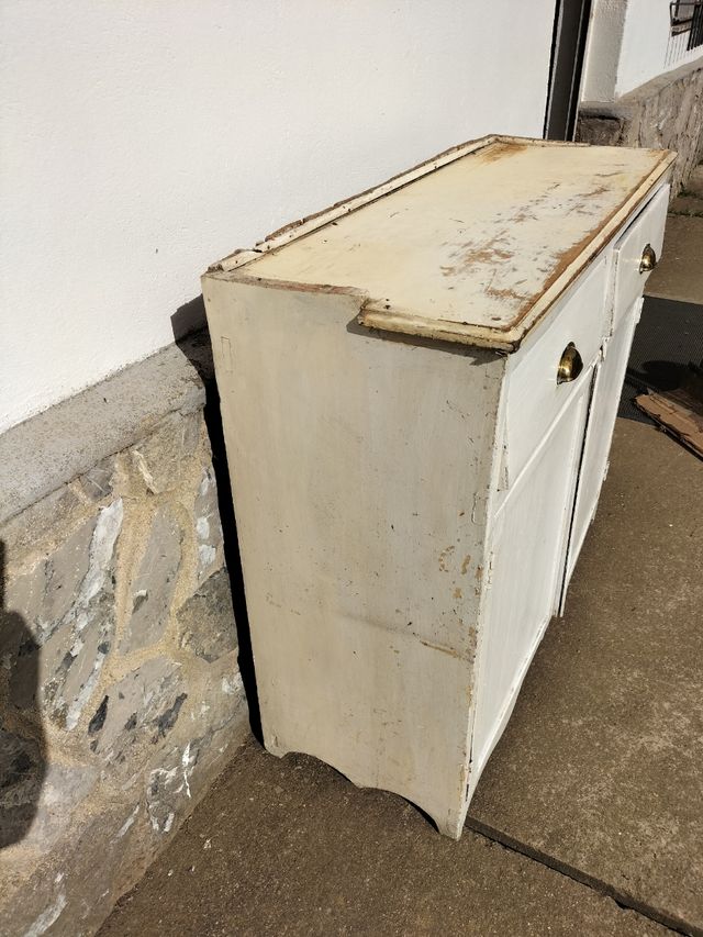 Mueble bajo de madera  muy antiguo