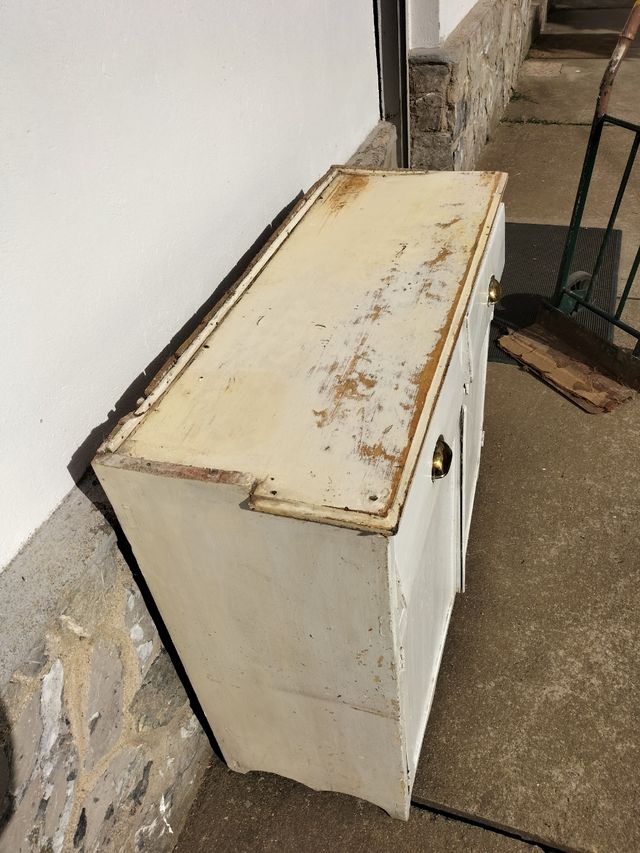 Mueble bajo de madera  muy antiguo