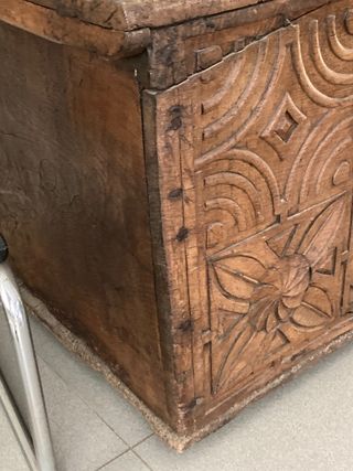 Arcón madera labrada siglo XIII