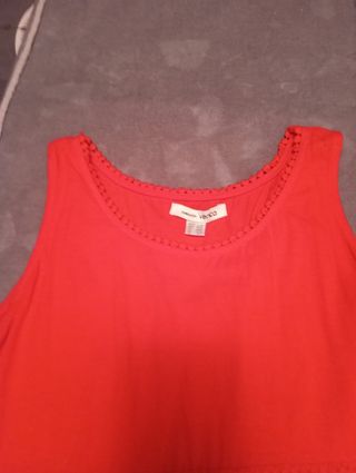 Camiseta larga roja.