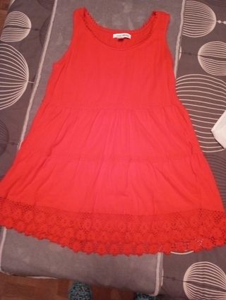 Camiseta larga roja.