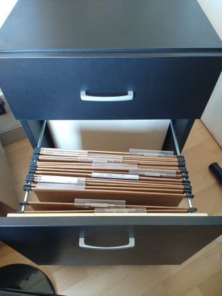 Cajonera archivador negro con ruedines y cajones